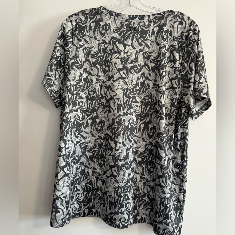 Under Armor Women’s 1X Black, Gray, White Print Shirt - Picture 6 of 10